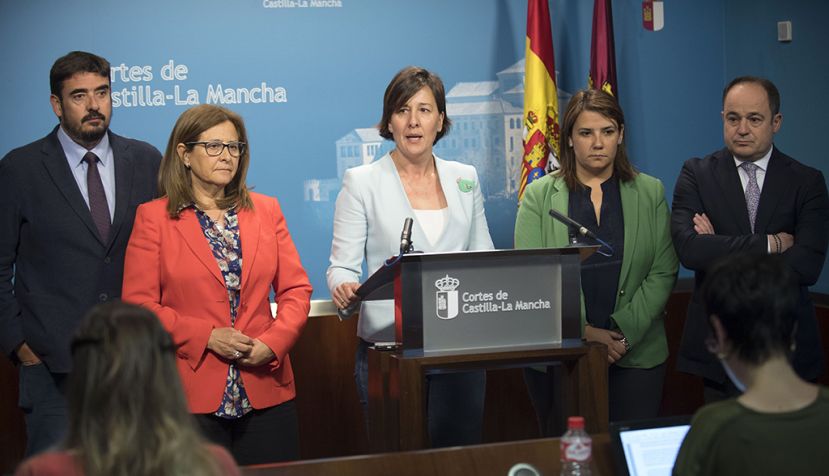 La portavoz del PSOE en las Cortes de Castilla-La Mancha, Blanca Fernández (c), junto a algunos diputados de su mismo grupo / EFE / ARCHIVO