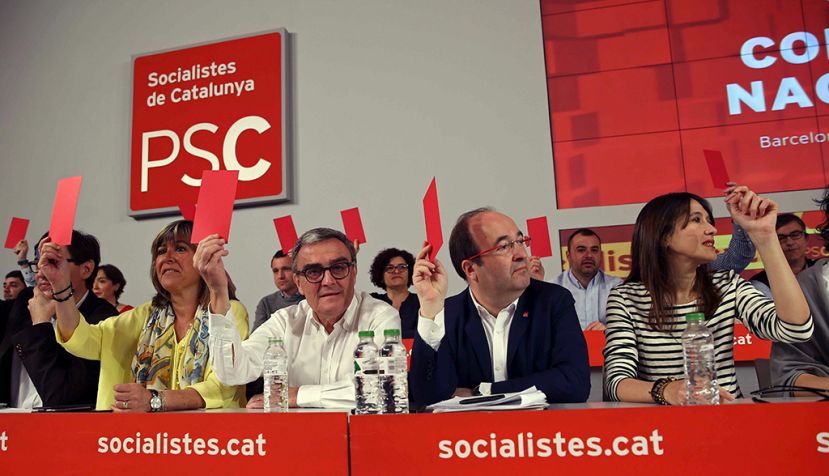 BARCELONA, 19/03/2017.- El primer secretario del PSC, Miquel Iceta (2d) , el presidente del partido Àngel Ros (2i), Núria Marín (i) y Núria Parlón (d), durante una de las votaciones en la sesión constitutiva del Consell Nacional de los socialistas catalanes surgido del último congreso del PSC. EFE/Toni Albir