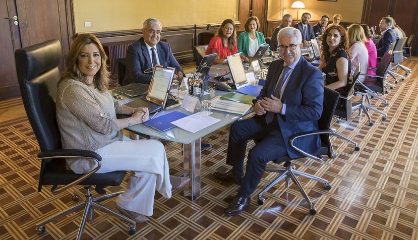 SEVILLA, 13/06/2017.-La presidenta de la Junta de Andalucía, Susana Díaz (i), preside la primera reunión del Consejo de Gobierno tras la toma de posesión de los miembros del nuevo Ejecutivo. EFE/Julio Muñoz